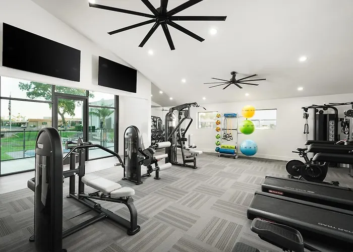 Apartment Location Pool Gym Balcony Parking Washer And Dryer *