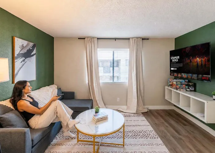 Apartment Location Pool Gym Balcony Parking Washer And Dryer *