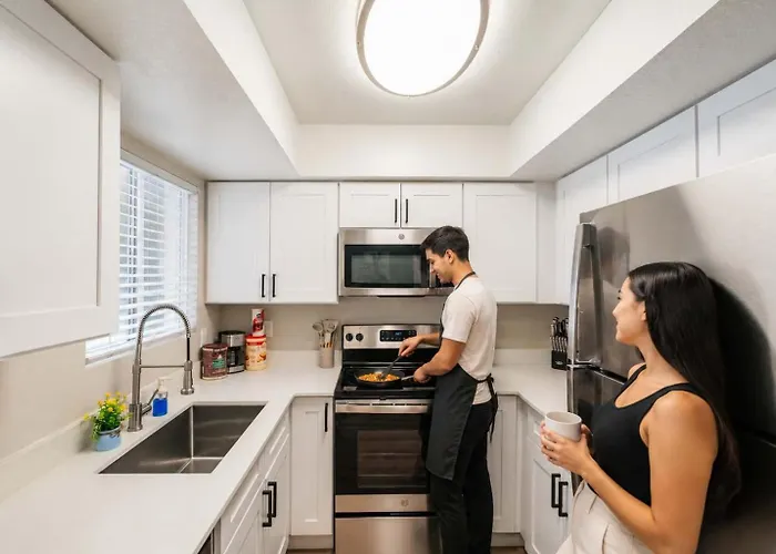 Location Pool Gym Balcony Parking Washer And Dryer Apartment *