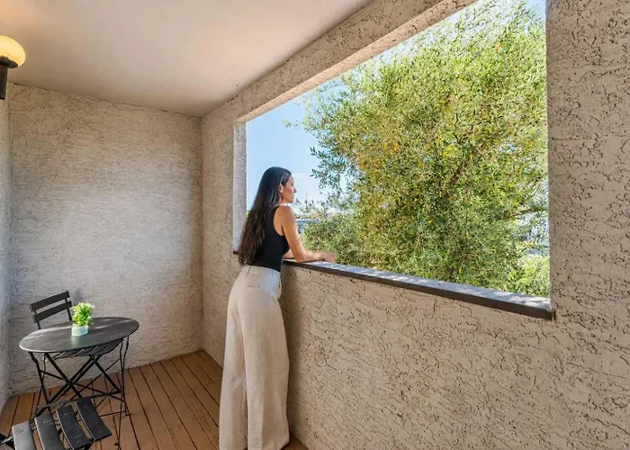 Location Pool Gym Balcony Parking Washer And Dryer Apartment